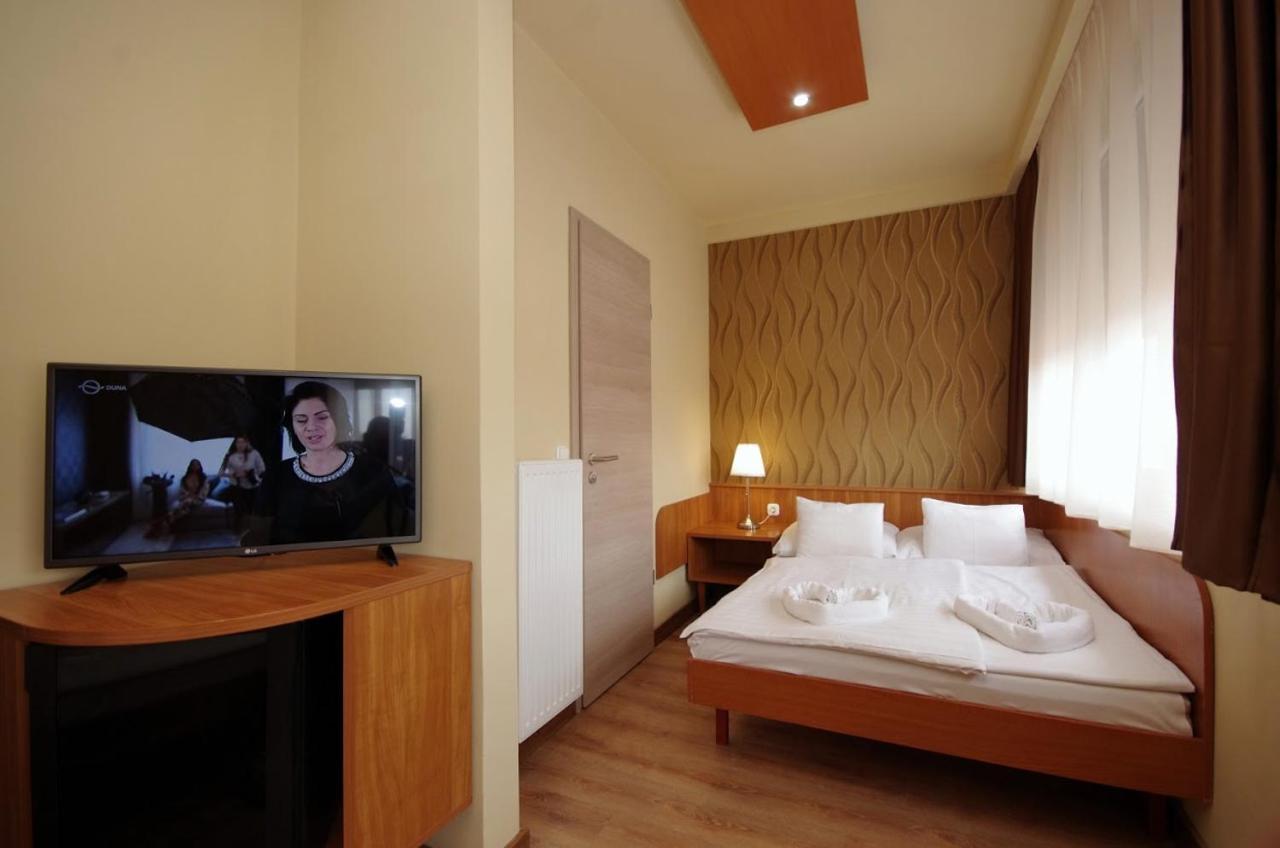 Aqua Hotel Дьюла Экстерьер фото