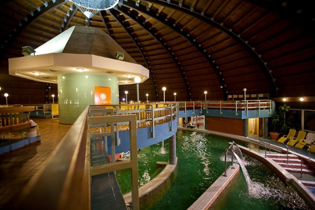 Aqua Hotel Дьюла Экстерьер фото