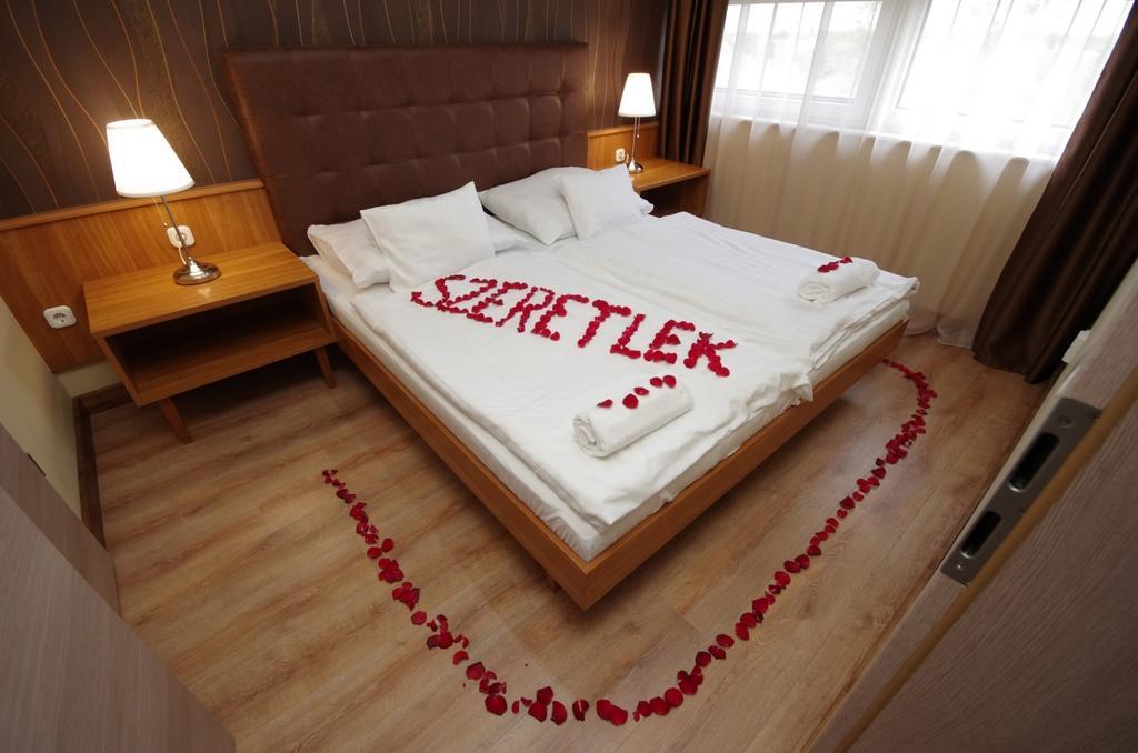 Aqua Hotel Дьюла Экстерьер фото