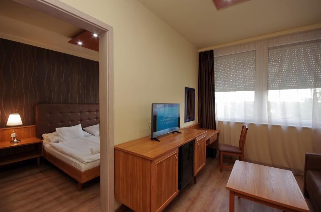 Aqua Hotel Дьюла Экстерьер фото